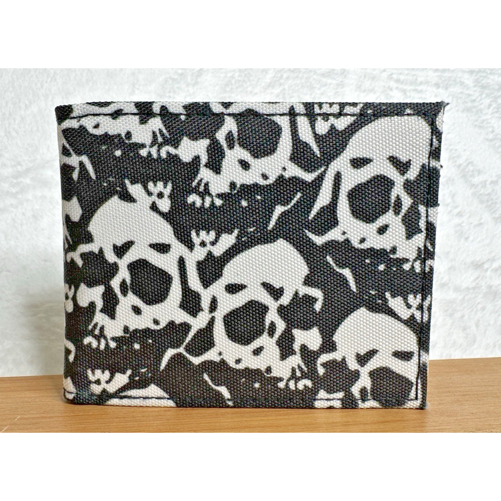 NEW - Buckle Down Bi-Fold Wallet Skull Yard Black/White